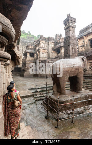 Ton geschnitzten Säule, die Kailāśa Tempel: Cave 16, Ellora Höhlen, Felsen Kloster - Tempel Höhle, Aurangabad in Maharashtra, Indien. Stockfoto