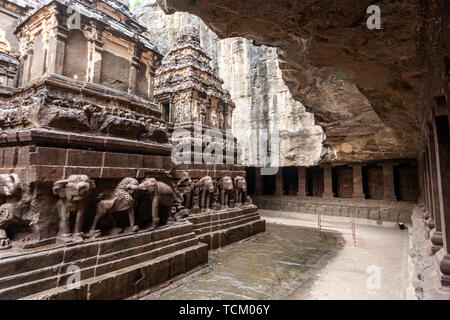 Elephant Stone Row in der Kailāśa Tempel: Cave 16, Ellora Höhlen, Felsen Kloster - Tempel Höhle, Aurangabad in Maharashtra, Indien. Stockfoto