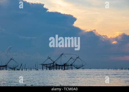 Big Art von Fisch auf schönen Sonnenaufgang auf den Blick auf die Lagune in Phatthalung Thailand. Stockfoto