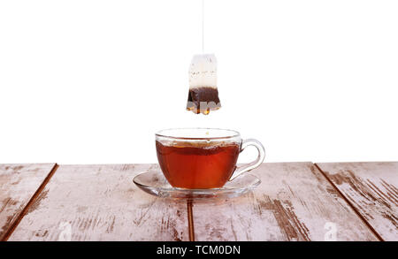 Tasse Tee mit Minze und Zitrone isoliert auf weißem Hintergrund Stockfoto