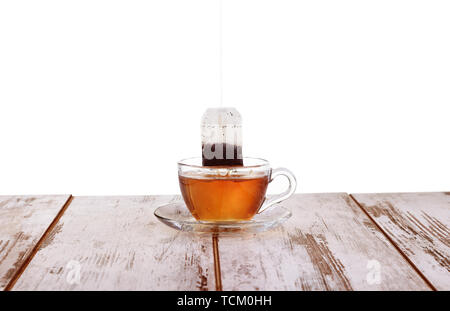 Tasse Tee mit Minze und Zitrone isoliert auf weißem Hintergrund Stockfoto