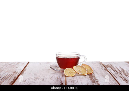 Tasse Tee mit Minze und Zitrone isoliert auf weißem Hintergrund Stockfoto