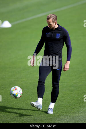 England's Harry Kane bei einem Training im Academica VSC. R. Antero Henriques da Silva, Guimaraes. Stockfoto