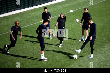 England's Raheem Sterling (Mitte) bei einem Training im Academica VSC. R. Antero Henriques da Silva, Guimaraes. Stockfoto