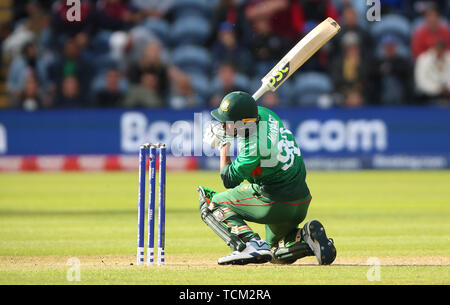 In Bangladesch Mustafizur Rahman ist durch England's Jonny Bairstow (nicht abgebildet) während der ICC Cricket World Cup group Phase Match an der Cardiff Wales Stadion gefangen. Stockfoto