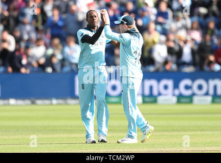 England's Jofra Archer (links) feiert die endgültige Wicket für Bangladeschs Mustafizur Rahman (nicht abgebildet) während der ICC Cricket World Cup group Phase Match an der Cardiff Wales Stadion. Stockfoto