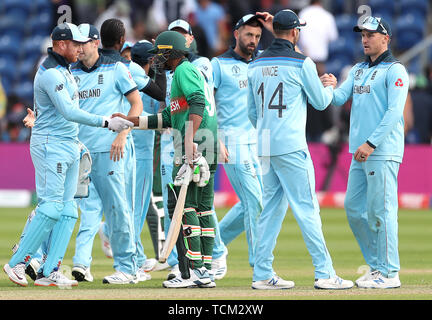 England's Jonny Bairstow (links) Hände schütteln mit Bangladesch Mustafizur Rahman nach dem Spiel während der ICC Cricket World Cup group Phase Match an der Cardiff Wales Stadion. Stockfoto