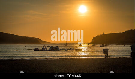 Goldenen Sonnenuntergang mit Blick über die Bucht mit angelegten Boote in São Martinho do Porto Portugal Stockfoto