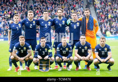 Schottlands James Forrest (hinten von links nach rechts), Stephen O'Donnell, Scott McKenna, Charlie Mulgrew, Kenny McLean, David Marshall, Eamonn Brophy (vorne von links nach rechts), Andrew Robertson, Callum McGregor, John McGinn und Ryan Fraser für ein Foto vor dem UEFA Euro 2020 Qualifikation, Gruppe darstellen, ich Spiel im Hampden Park, Glasgow. Stockfoto