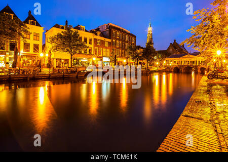 Historischen, touristischen niederländischen Stadt Leiden Rathaus koornbrug und Kanäle während der Dämmerung Stockfoto