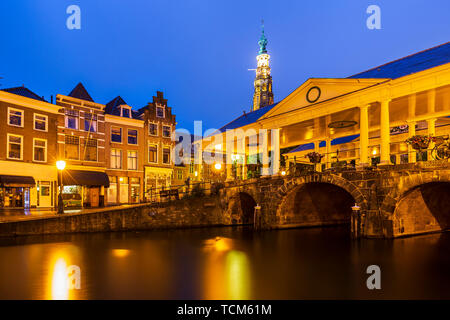 Historischen, touristischen niederländischen Stadt Leiden Rathaus koornbrug und Kanäle während der Dämmerung Stockfoto