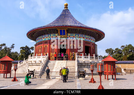 Peking, China, April 2013 Touristen fotografieren und selfies vor dem Tempel des Himmels. Es ist eine imperiale Komplex von religiösen Gebäuden Stockfoto