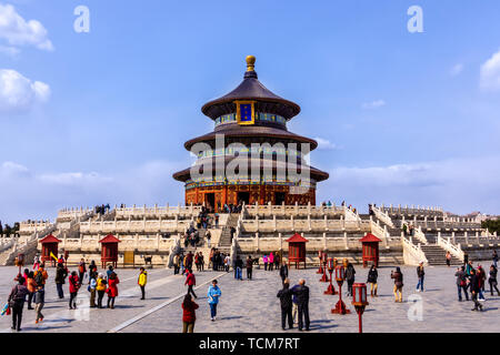 Peking, China, April 2013 Touristen fotografieren und selfies vor dem Tempel des Himmels. Es ist eine imperiale Komplex von religiösen Gebäuden Stockfoto