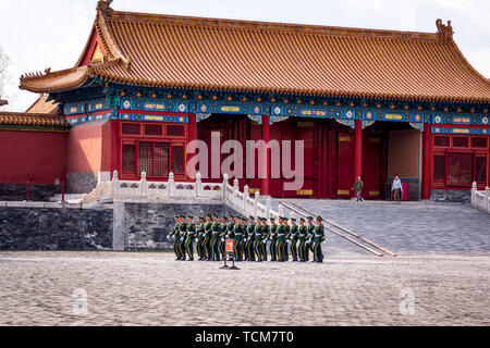 Peking, China, April 2013 Wachablösung in der Verbotenen Stadt, Soldaten in grünen Uniformen in einem rechteckigen Formation marschieren Stockfoto