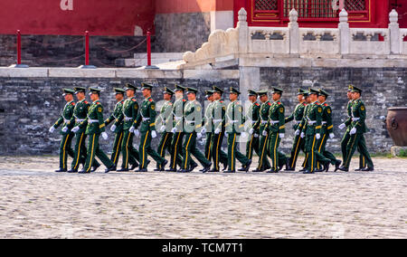 Peking, China, April 2013 Wachablösung in der Verbotenen Stadt, Soldaten in grünen Uniformen in einem rechteckigen Formation marschieren Stockfoto