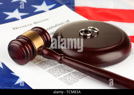 Scheidungsurteil und hölzernen Hammer auf die amerikanische Flagge im Hintergrund Stockfoto