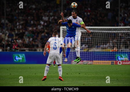 Athen, Griechenland. 08 Juni, 2019. Giorgio Chiellini (Nr. 3) von Italien und Giorgos Masouras (Nr. 16) von Griechenland, mias Für den Ball. Credit: Dimitrios Karvountzis/Pacific Press/Alamy leben Nachrichten Stockfoto