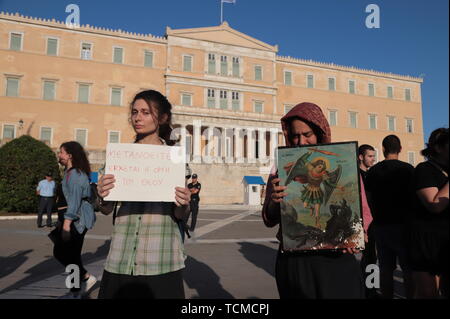 Athen, Griechenland. 08 Juni, 2019. Einige griechische Christen am Syntagma Platz gegen die Athen Stolz 2019 Ereignis ruft Es Infull' und unmoralisch" demonstriert. Credit: George Panagakis/Pacific Press/Alamy leben Nachrichten Stockfoto