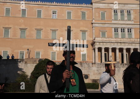 Athen, Griechenland. 08 Juni, 2019. Einige griechische Christen am Syntagma Platz gegen die Athen Stolz 2019 Ereignis ruft Es Infull' und unmoralisch" demonstriert. Credit: George Panagakis/Pacific Press/Alamy leben Nachrichten Stockfoto