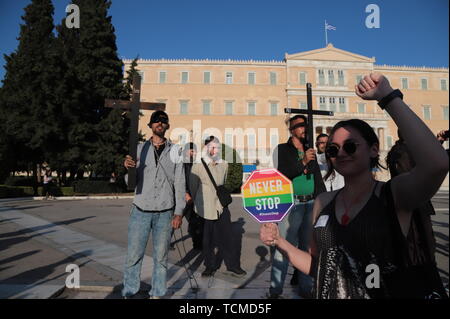 Athen, Griechenland. 08 Juni, 2019. LGBTQI Aktivisten spottete der Christen. Einige griechische Christen am Syntagma Platz gegen die Athen Stolz 2019 Ereignis ruft Es Infull' und unmoralisch" demonstriert. Credit: George Panagakis/Pacific Press/Alamy leben Nachrichten Stockfoto