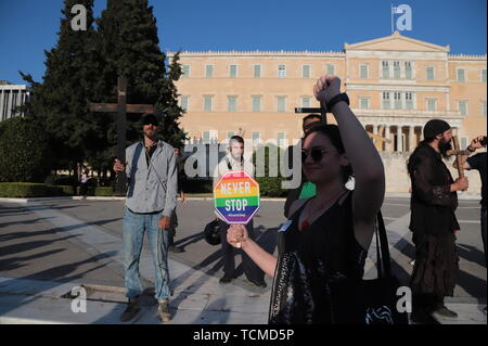 Athen, Griechenland. 08 Juni, 2019. LGBTQI Aktivisten spottete der Christen. Einige griechische Christen am Syntagma Platz gegen die Athen Stolz 2019 Ereignis ruft Es Infull' und unmoralisch" demonstriert. Credit: George Panagakis/Pacific Press/Alamy leben Nachrichten Stockfoto