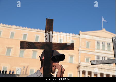 Athen, Griechenland. 08 Juni, 2019. Einige griechische Christen am Syntagma Platz gegen die Athen Stolz 2019 Ereignis ruft Es Infull' und unmoralisch" demonstriert. Credit: George Panagakis/Pacific Press/Alamy leben Nachrichten Stockfoto