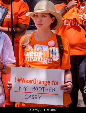 New York, Vereinigte Staaten. 08 Juni, 2019. Eine Vielzahl von New Yorkern Orange tragen joined Mammen Nachfrage Maßnahmen und anderen gun Gewaltprävention Organisationen am 8. Juni 2019 Für die Solidarität, die zu Fuß mit Waffengewalt Überlebenden über die Brooklyn Bridge als Teil der nationalen Waffengewalt Bewusstsein Wochenende. Credit: Erik McGregor/Pacific Press/Alamy leben Nachrichten Stockfoto