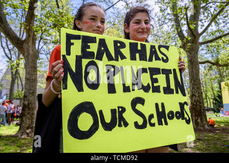 New York, Vereinigte Staaten. 08 Juni, 2019. Eine Vielzahl von New Yorkern Orange tragen joined Mammen Nachfrage Maßnahmen und anderen gun Gewaltprävention Organisationen am 8. Juni 2019 Für die Solidarität, die zu Fuß mit Waffengewalt Überlebenden über die Brooklyn Bridge als Teil der nationalen Waffengewalt Bewusstsein Wochenende. Credit: Erik McGregor/Pacific Press/Alamy leben Nachrichten Stockfoto