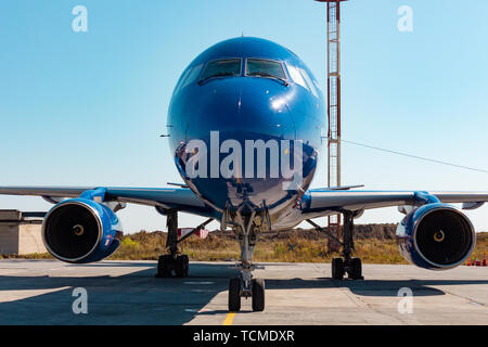 Das Flugzeug ist im Flughafen von Chabarowsk.. Flughafen Khabarovsk-Novy UHHH, Russland. Tupolew Tu-204. Die Ebene ist, Russische Post. Stockfoto