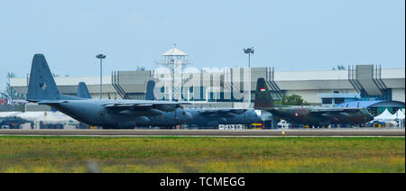 Langkawi, Malaysia - Mar 31, 2019. Militärflugzeuge Andocken an Flughafen Langkawi (Lgk). Stockfoto