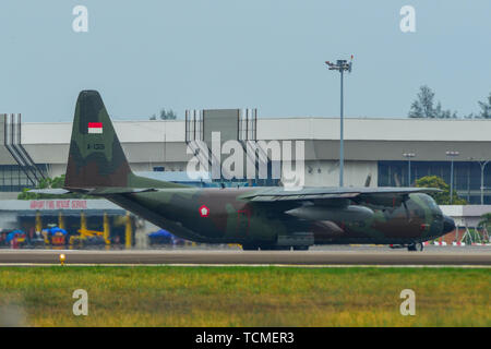 Langkawi, Malaysia - Mar 31, 2019. Indonesische Air Force Lockheed C-130H Hercules (reg. A-1319) Rollen auf Start- und Landebahn des Flughafen Langkawi (Lgk). Stockfoto