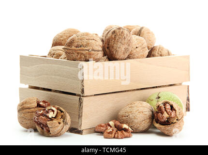Walnüsse in der woooden Kiste, isoliert auf weißem Stockfoto