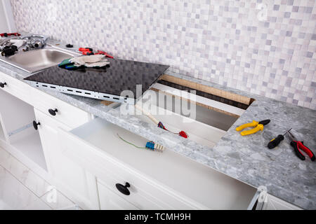 Nahaufnahme von einer elektrischen Küche Induktion Cerankochfeld Küche mit Tools Stockfoto