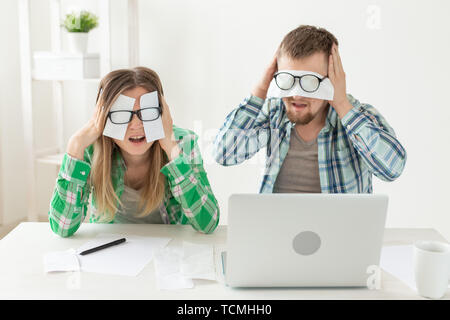 Der Mann und die Frau wurden wegen der zahlreichen Ausgaben auf dem Zahlen für die Wohnungs- und Kommunalwirtschaft und Instandsetzung der Wohnung für Ihre Augen umgekippt Stockfoto