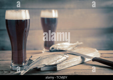 Zwei Gläser Bier und getrockneten Fisch. Stockfoto