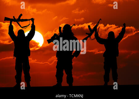 Silhouette der militärischen Soldat oder Offizier mit Waffen bei Sonnenuntergang. schoß, Gewehr, bunte Himmel, Berge, Hintergrund Stockfoto