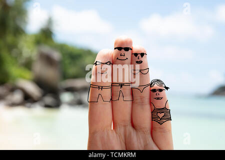 In der Nähe von Familie Gesichter gezeichnet, auf die Finger im Freien Stockfoto