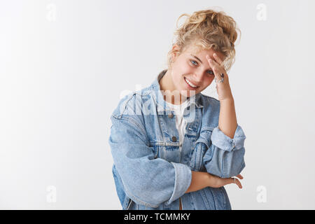 Attraktive städtische lockigen Haaren blonde kaukasische Frau curly stilvolle Frisur berühren Stirn lächelnd Neigekopf sorglos genießen, Party, Reden la Stockfoto