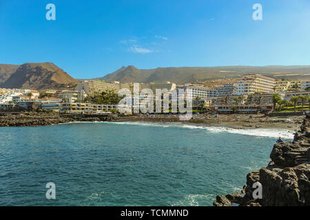 Blick auf die Playa de la Arena und vulkanische Berge an der Westküste der Insel Teneriffa, mit schwarzem Sand und Lava Klippen am schönen Laguna. Su Stockfoto