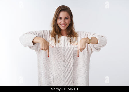 Mädchen schlagen cool Super promo nicht bereuen. Zuversichtlich gewagte gut aussehende kaukasischen Frauen kurze Haare lose Pullover suchen Sie nach Rai Stockfoto