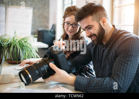 Zwei junge Designer in modernen Büro Stockfoto