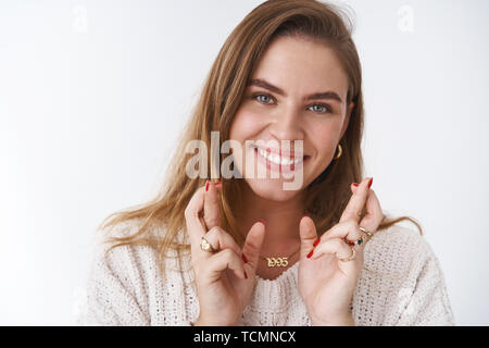 Close-up feminine attraktive Glücklich lächelnde Frau kreuz Finger viel Glück hoffentlich beten Traum wahr machen wollen, im Vorgriff auf den wichtigen re Stockfoto