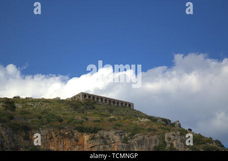 Die Ruinen der römischen Tempel des Jupiter Anxur, in Terracina, Italien. Stockfoto