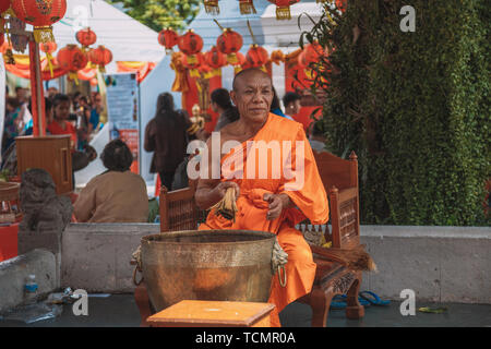 BANGKOK 7. FEBRUAR 2016: Kultur, Funktionen und Leben von Thailand. Nicht identifizierte lokale Frauen geben Angebote zu Mönche im Wat Khlong Prao Kloster. Stockfoto