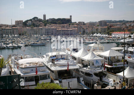 CANNES, Frankreich. 19. Mai 2007: Blick auf den Hafen und die Altstadt von Cannes. © 2007 Paul Smith/Featureflash Stockfoto