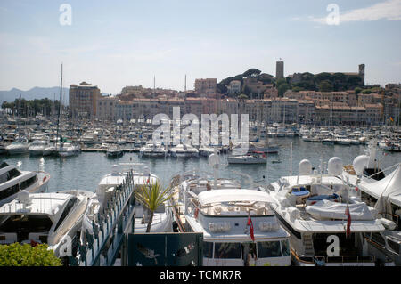 CANNES, Frankreich. 19. Mai 2007: Blick auf den Hafen und die Altstadt von Cannes. © 2007 Paul Smith/Featureflash Stockfoto