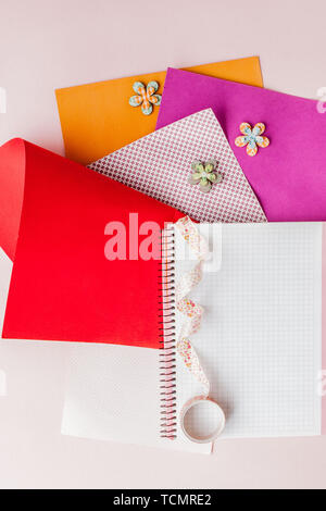 Für Scrapbooking, kreative messs, Scotch für Scrapbooking. rosa Hintergrund Stockfoto