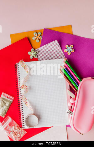 Für Scrapbooking, kreative messs, Scotch für Scrapbooking. rosa Hintergrund Stockfoto