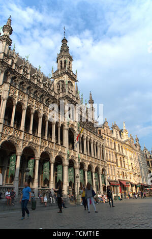 Fassade des Museums der Stadt Brüssel, Belgien. Ein schönes Beispiel für den neugotischen Stil. Stockfoto