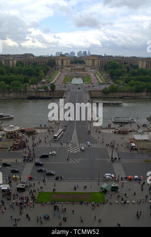 Blick auf den Place du Trocadero, von der zweiten Plattform des Eiffelturms Stockfoto